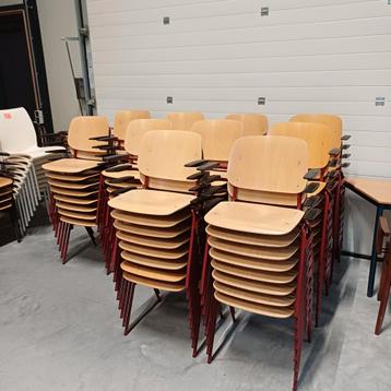 80 x kerkstoelen stapelstoelen partij stoelen marko  beschikbaar voor biedingen