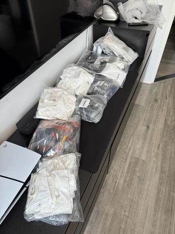 Partij nieuwe kabels / adapters beschikbaar voor biedingen