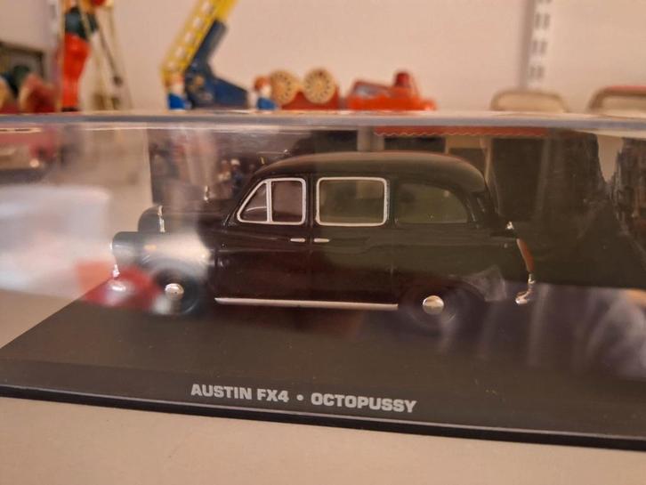 Nieuwe james bond auto in vitrine, Hobby en Vrije tijd, Modelauto's | 1:43, Zo goed als nieuw, Overige merken, Ophalen of Verzenden