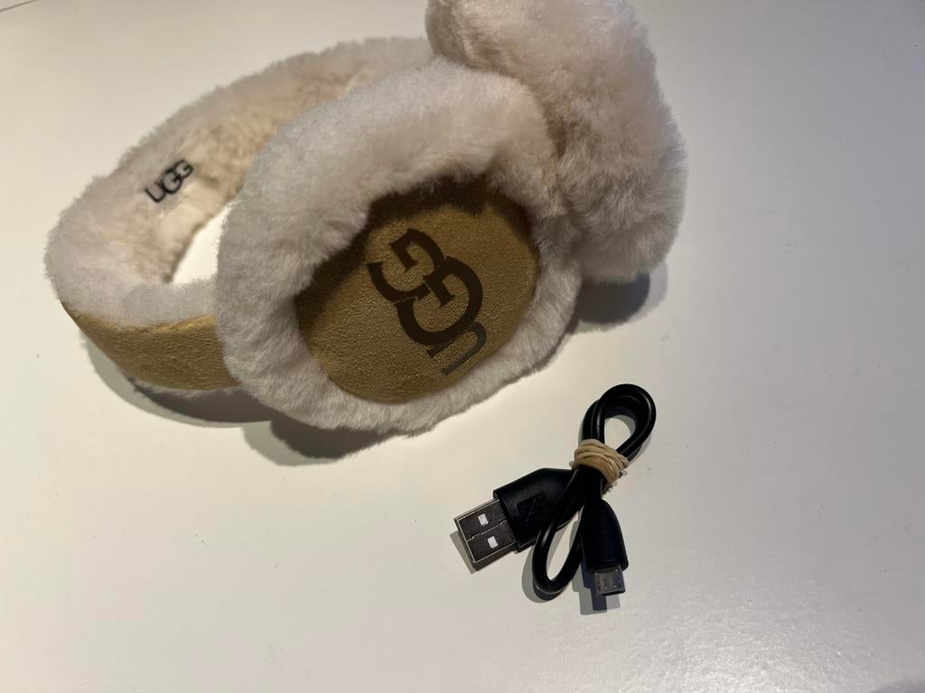 Ugg oorwarmer met koptelefoon, Beige, Ophalen of Verzenden, Zo goed als nieuw, 17 tot 18