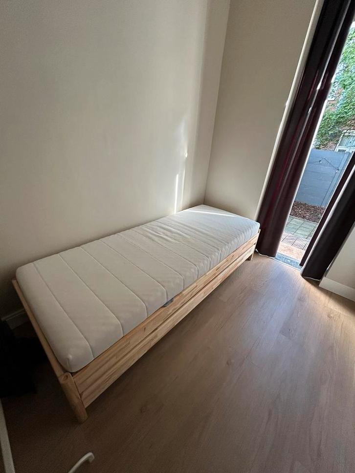 2x bedden met foam matrassen – stapelbaar / logeerbed, Huis en Inrichting, Slaapkamer | Bedden, Zo goed als nieuw, Eenpersoons