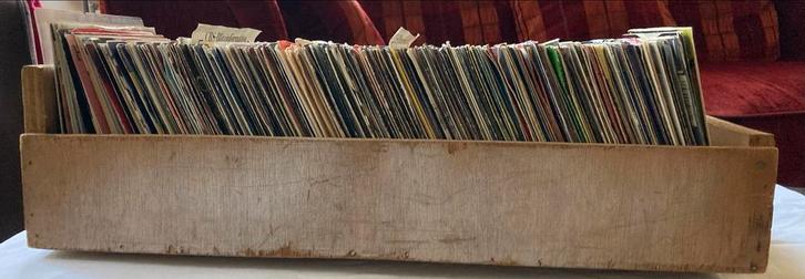 Houten bak met 260 Engelstalige Singles - Diverse Genres, Cd's en Dvd's, Vinyl Singles, Gebruikt, Single, Pop, 7 inch, Ophalen of Verzenden