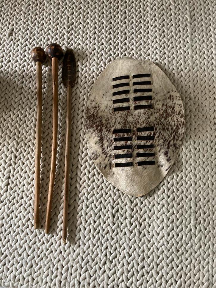 Zulu Schild en Knuppels - Decoratief Afrikaans Kunstobject, Antiek en Kunst, Kunst | Niet-Westerse kunst, Ophalen of Verzenden