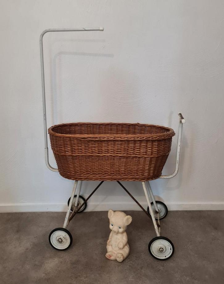 Vintage rieten poppenwagen, Kinderen en Baby's, Speelgoed | Poppen, Zo goed als nieuw, Overige typen, Ophalen of Verzenden