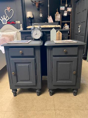 Set van 2 brocante hoge nachtkastjes beschikbaar voor biedingen