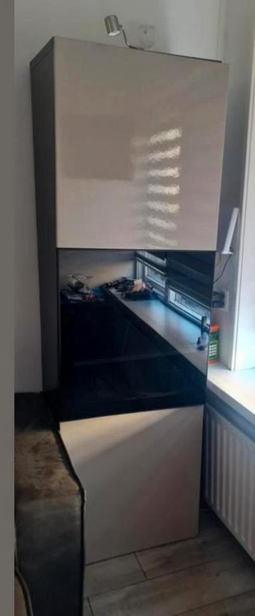 IKEA vitrinekast met verlichting beschikbaar voor biedingen