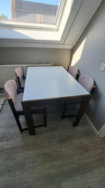 Gratis eettafel met stoelen beschikbaar voor biedingen