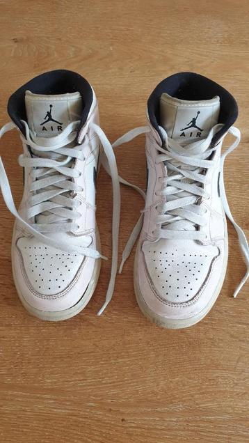 Echte Jordan 1 Mid  beschikbaar voor biedingen