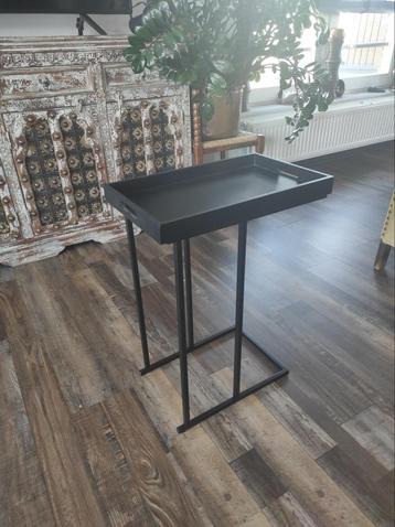 Zwarte metalen bijzettafel met dienblad beschikbaar voor biedingen