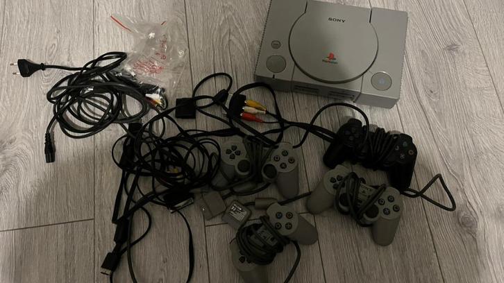 Sony Playstation 1 SCPH-7502 met aansluitmateriaal, Spelcomputers en Games, Spelcomputers | Sony PlayStation 1, Gebruikt, Met 3 controllers of meer