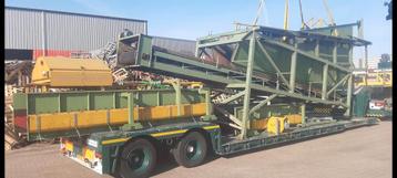 Lange Transportband met frame en grote invoer trechter  beschikbaar voor biedingen