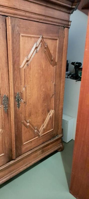 Antieke Eikenhouten Kast beschikbaar voor biedingen