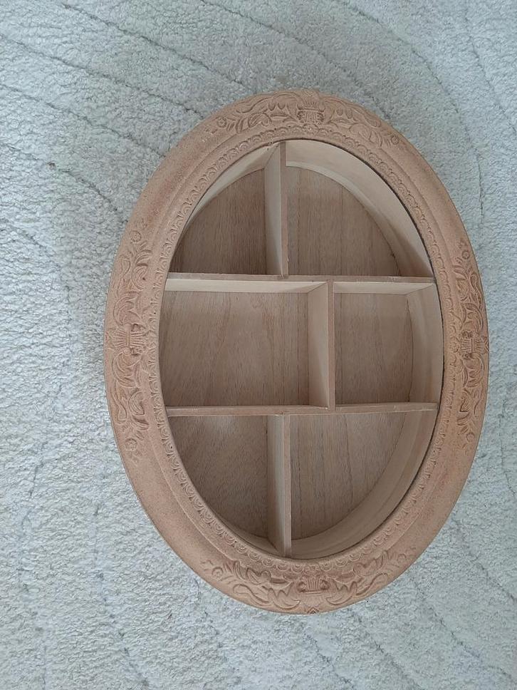 Brocante houten vakkenkast met bewerkte rand, Huis en Inrichting, Woonaccessoires | Wandplanken en Boekenplanken, Ophalen of Verzenden