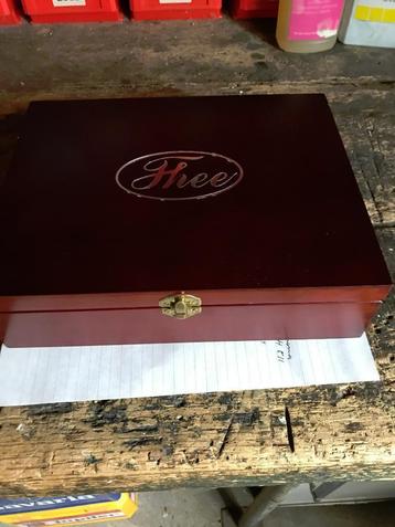 Theekistje beschikbaar voor biedingen