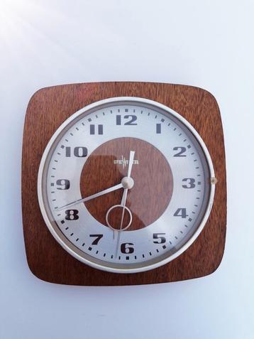 Vintage Peweda Wandklok Duitsland beschikbaar voor biedingen