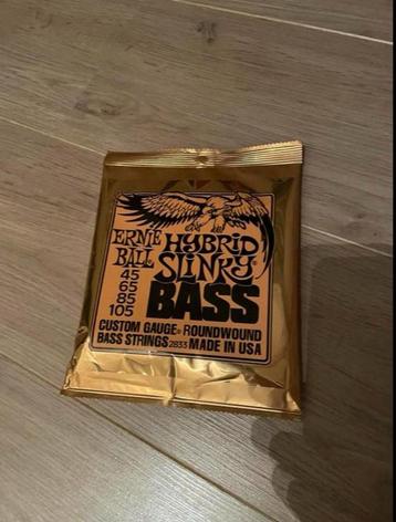 Nieuwe set basgitaar snaren beschikbaar voor biedingen