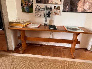 Mooi houten bankje beschikbaar voor biedingen