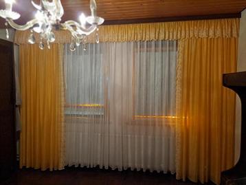 De mooie gele gordijnen van de foto's. beschikbaar voor biedingen