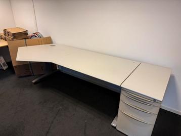 4 Grote Hoekbureau's + Ladekastjes