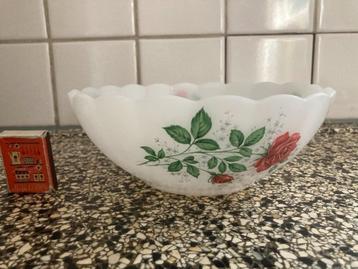 Arcopal witte schaal rode roosjes rood roos wit vintage zgan beschikbaar voor biedingen