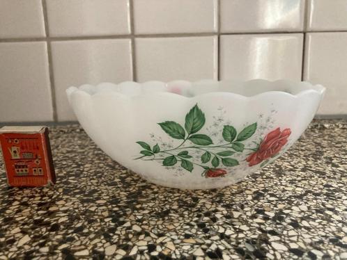 Arcopal witte schaal rode roosjes rood roos wit vintage zgan, Huis en Inrichting, Woonaccessoires | Schalen en Manden, Zo goed als nieuw