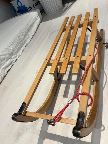 Houten Slee met Trekkoord beschikbaar voor biedingen