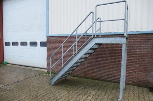 Stalen trap 330 cm met tussenplateau. ( met 90 graden hoek o, Doe-het-zelf en Verbouw, Ladders en Trappen, Gebruikt, Trap, 2 tot 4 meter