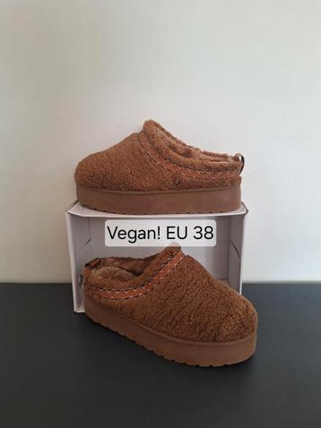 Nieuw: vegan camel bruine teddy sloffen / low boots EU 38 beschikbaar voor biedingen