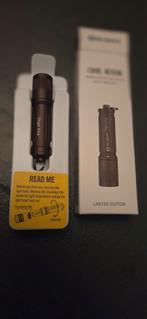 Olight I3e Eos Limited edition Desert Tan, Caravans en Kamperen, Zaklampen, Ophalen of Verzenden, Nieuw, Batterij