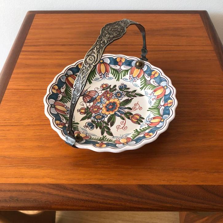 Tichelaar Makkum bonbon- koekschaal met zilveren hengsel, Antiek en Kunst, Antiek | Keramiek en Aardewerk, Ophalen of Verzenden