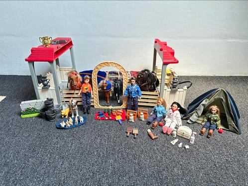 Blue Ribbon paardenmanege/ stal met paarden en poppetjes, Verzamelen, Speelgoed, Zo goed als nieuw, Ophalen of Verzenden