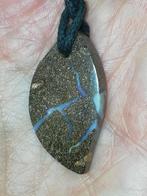 Boulder opaal hanger met koord, Verzamelen, Mineralen en Fossielen, Ophalen of Verzenden