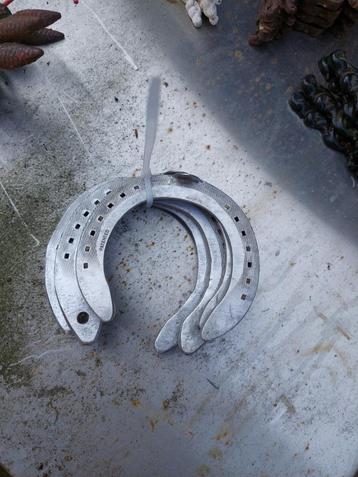 hoefijzers aluminium  4 stuks  beschikbaar voor biedingen