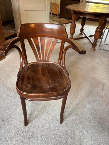 Vintage stoel beschikbaar voor biedingen