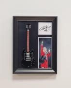 Angus Young ACDC miniatuur gitaar op lijst wanddeco deco