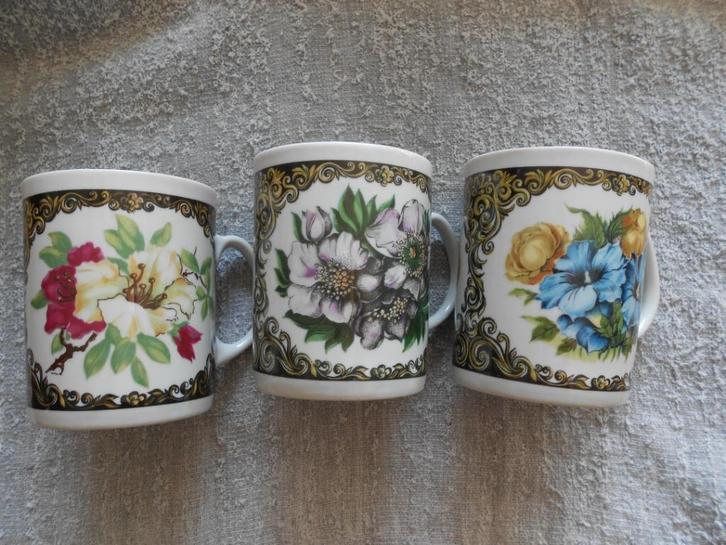 3 Jarolina bekers Hybiscus kerstroos, Huis en Inrichting, Keuken | Servies, Gebruikt, Overige typen, Overige stijlen, Porselein