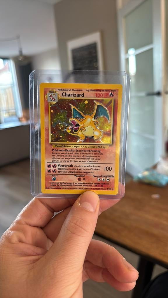Charizard – Base Set (1999) holographic, Nederlandstalig, Ophalen, Zo goed als nieuw