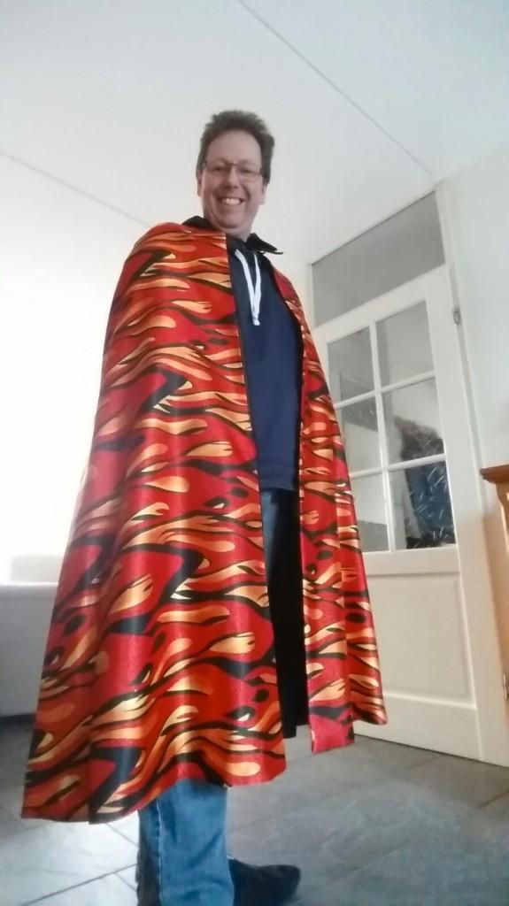vlammen cape (2 stuks), Kleding | Heren, Carnavalskleding en Feestkleding, Zo goed als nieuw, Kleding, Carnaval, Overige maten