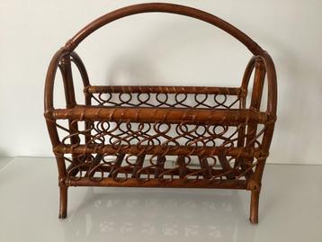 Vintage retro rotan / riet krantenbak lectuurbak beschikbaar voor biedingen