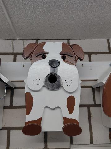 Vogelhuis vorm Engelse bulldog beschikbaar voor biedingen