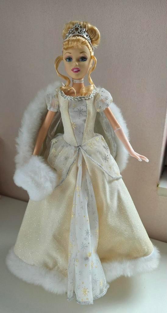 Disney Holiday Princess Cinderella Assepoester Mattel, Verzamelen, Poppen, Zo goed als nieuw, Ophalen of Verzenden