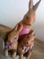 Moeder konijn met 2 kleintjes in een open gebroken ei, Verzamelen, Beelden en Beeldjes, Ophalen of Verzenden, Gebruikt, Dier