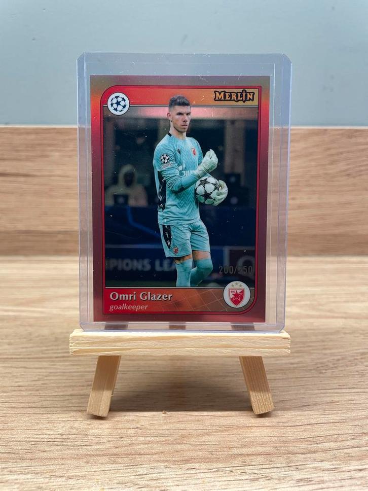 2024-25 Topps Merlin UCC Omri Glazer /250, Hobby en Vrije tijd, Verzamelkaartspellen | Overige, Zo goed als nieuw, Losse kaart