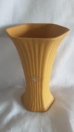 VELSEN KERAMIEK vaas, 20 cm hoog. geel, Geel, Aardewerk of Porselein, Ophalen of Verzenden, Zo goed als nieuw