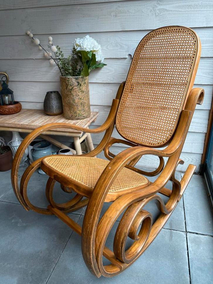 Thonet Schommelstoel Replica - Webbing Zitting, Huis en Inrichting, Fauteuils, Gebruikt, Hout, Riet of Rotan, 50 tot 75 cm, Minder dan 75 cm