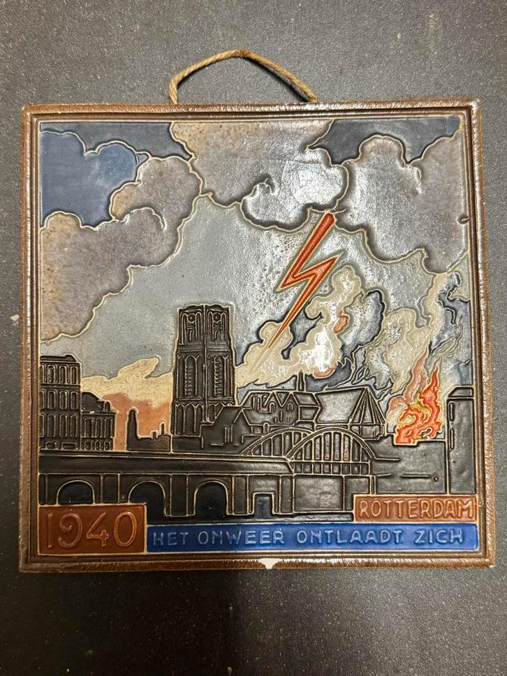 Tegel Rotterdam 1940 - Het Onweer Ontlaadt Zich, Antiek en Kunst, Antiek | Wandborden en Tegels, Ophalen