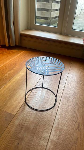 Plantentafel met bladdecor beschikbaar voor biedingen