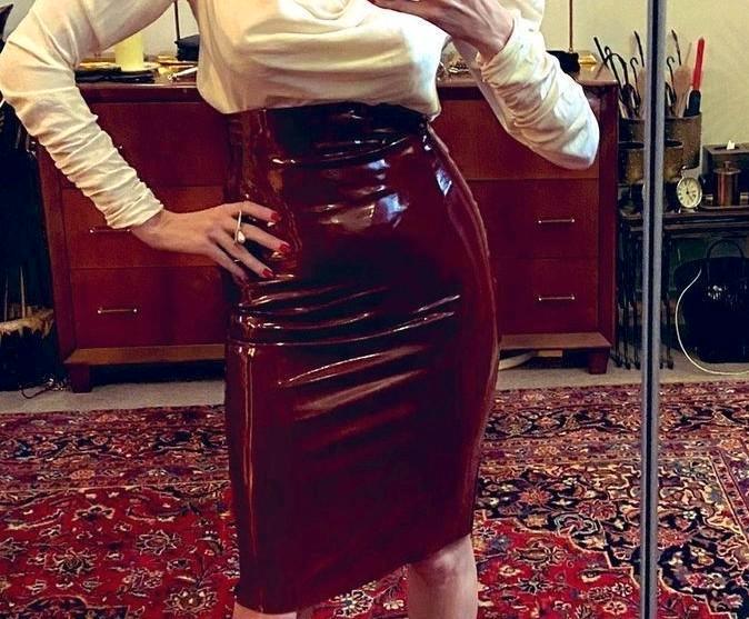 Donker Rode Latex Rok maat M, Kleding | Dames, Rokken, Zo goed als nieuw, Maat 38/40 (M), Rood, Boven de knie, Verzenden