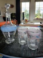 Karaf en 2 sapglazen, beide met ingegrafeerd patroon, Ophalen
