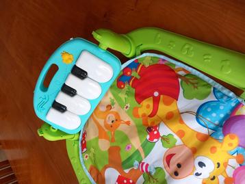 Speelkleedje met piano beschikbaar voor biedingen